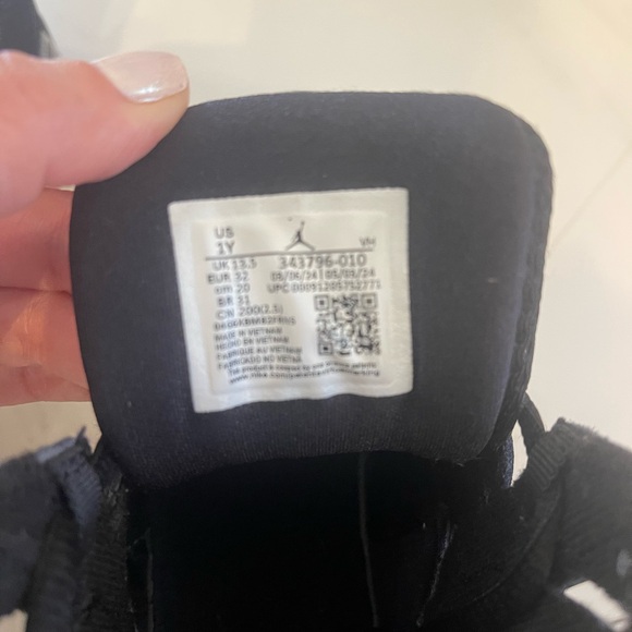 Nike Air Jordan’s Black Boys SZ 1 - Picture 9 of 9